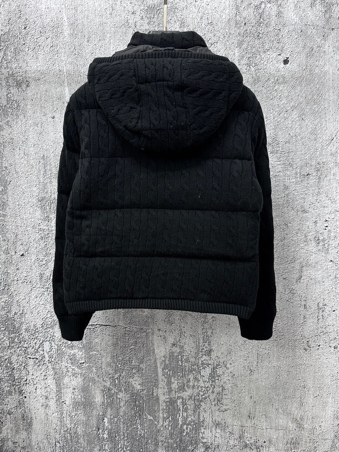P1000 【Rah Lauren】Ralph Lauren cable down jacket. The warmth of winter is within reach. Combining classic cable knit with warm down, Rah Lauren's texture choice. Warm winter colors, the answer to classics and style. ❄️Needless to say, the texture speaks for itself and defines your winter style. Color Black Khaki Size S-XL